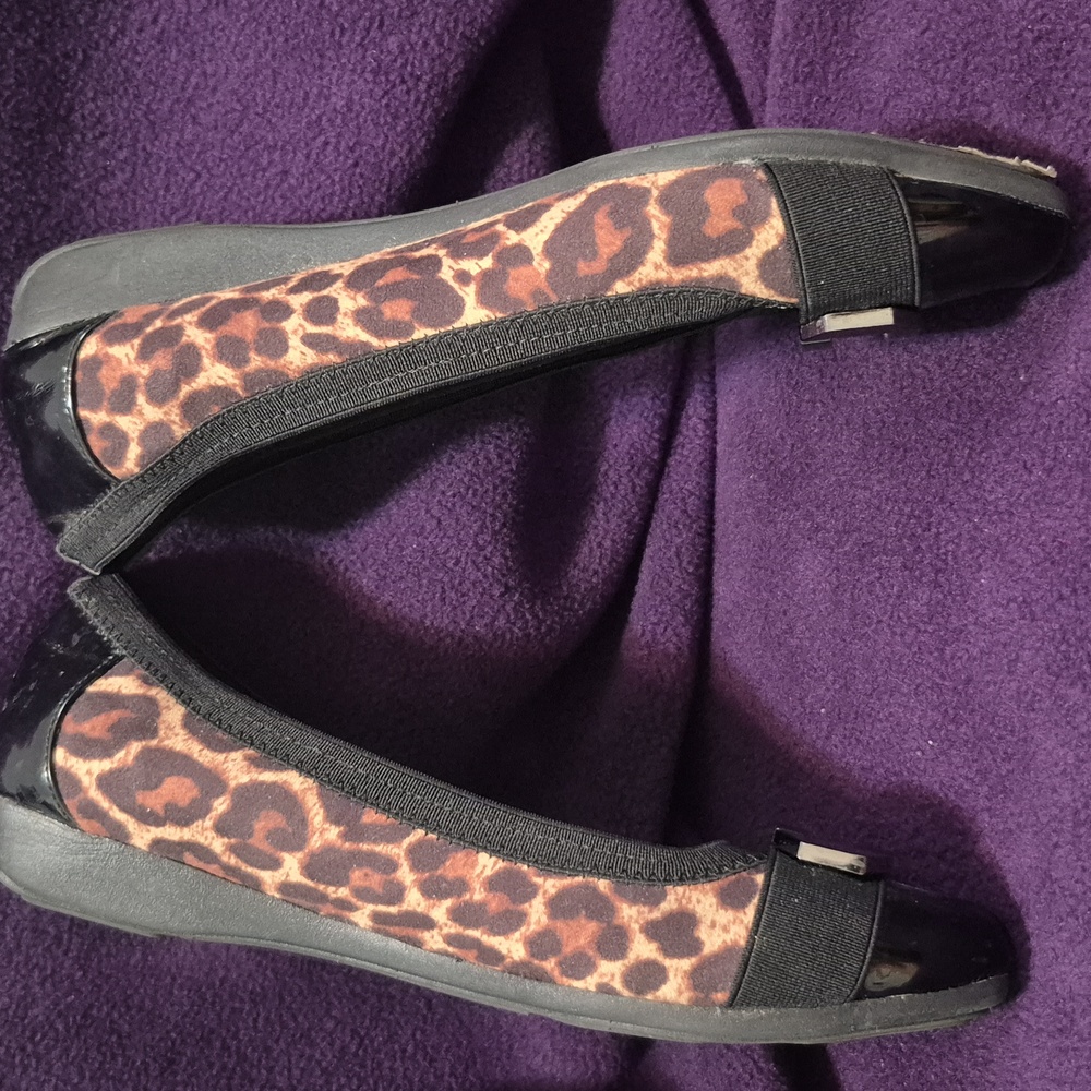 16-KK Anne Klein 7.5 Leopard Print & Black Flats women's slip-ons comfort shoes - Picture 6 of 10
